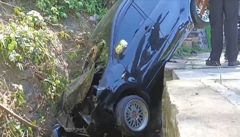 Kecelakaan di Karangasem, Mobil Angkut Wisatawan India Nyungsep ke Gorong-Gorong