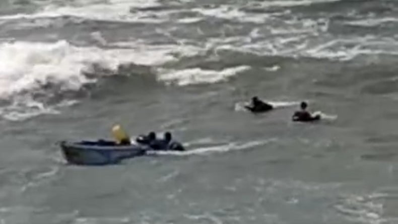 Ngeri, Detik-detik 4 Nelayan Terombang-ambing Tergulung Ombak di Laut Sukabumi