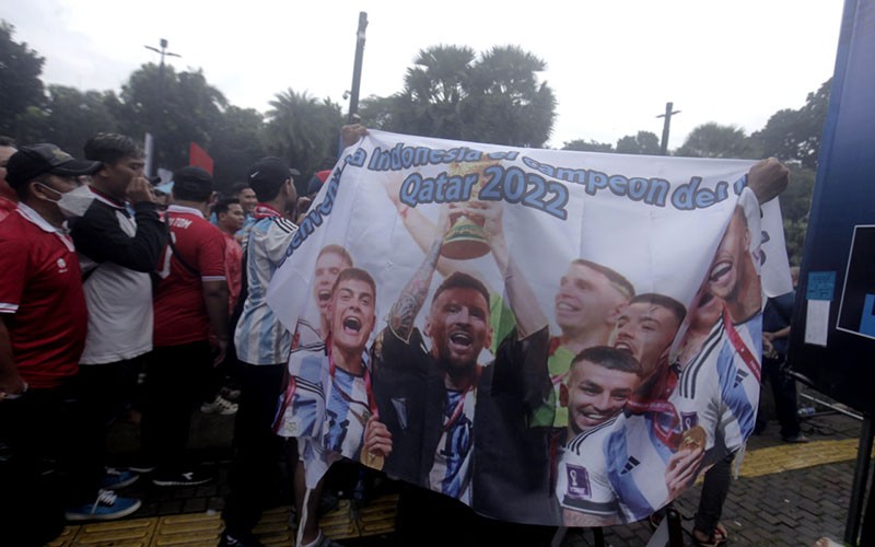 Suporter Argentina Setia Bawa Poster Messi meski Sang Bintang Tak Datang - Bagian 1