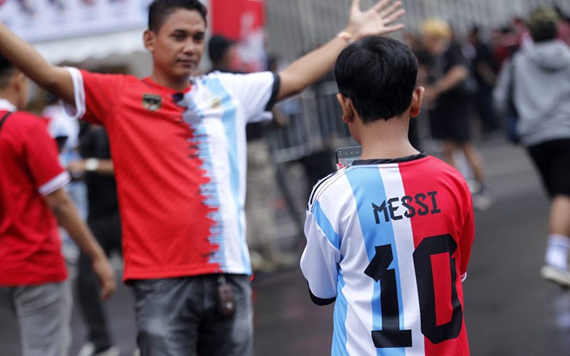 Suporter Argentina Setia Bawa Poster Messi meski Sang Bintang Tak Datang - Bagian 4