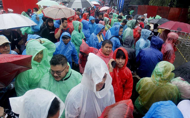 Semangat Suporter Indonesia Dukung Timnas Lawan Argentina meski Diguyur Hujan Deras - Bagian 1