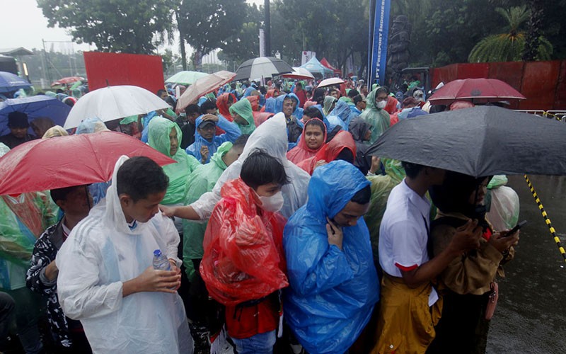 Semangat Suporter Indonesia Dukung Timnas Lawan Argentina meski Diguyur Hujan Deras - Bagian 5