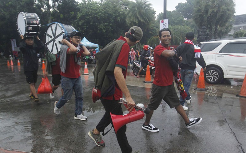 Semangat Suporter Indonesia Dukung Timnas Lawan Argentina meski Diguyur Hujan Deras - Bagian 3