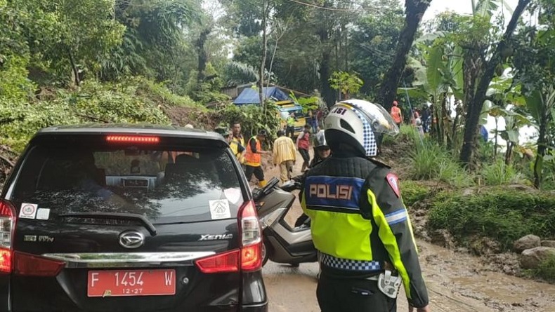 title Jalur Selatan Cianjur Putus Tertimbun Batu dan Tanah Longsor Jalur Selatan Cianjur Putus Tertimbun Batu dan Tanah Longsor