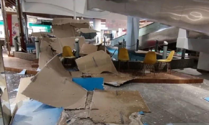 Plafon Transmart Pangkalpinang Roboh saat Hujan Lebat