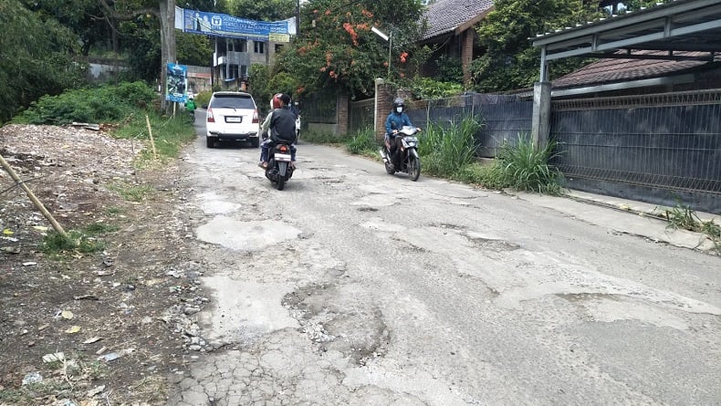 title Jalan Alternatif dari Bandung ke Lembang KBB Rusak dan Sempit Dikeluhkan Wisatawan Jalan Alternatif dari Bandung ke Lembang KBB Rusak dan Sempit Dikeluhkan Wisatawan