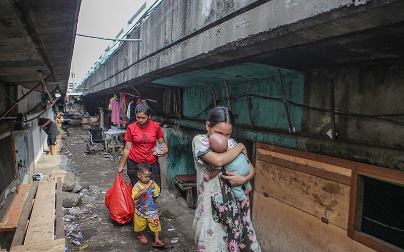 Intip Permukiman Kolong Jalan Tol Cawang - Bagian 2