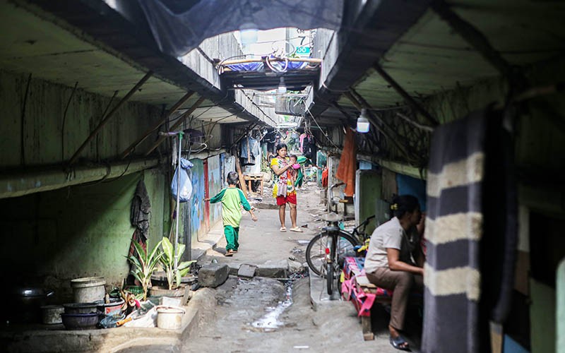 Intip Permukiman Kolong Jalan Tol Cawang - Bagian 1