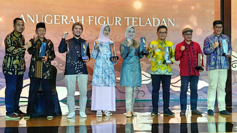title Tokoh Jabar Raih Anugerah Figur Teladan, Ada Ketua DPD Partai Golkar dan Atalia Praratya Tokoh Jabar Raih Anugerah Figur Teladan, Ada Ketua DPD Partai Golkar dan Atalia Praratya