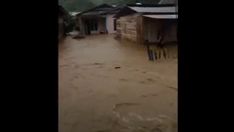 Air Sungai Meluap akibat Hujan Deras, Ratusan Rumah Warga Desa Saletto Sulbar Kebanjiran