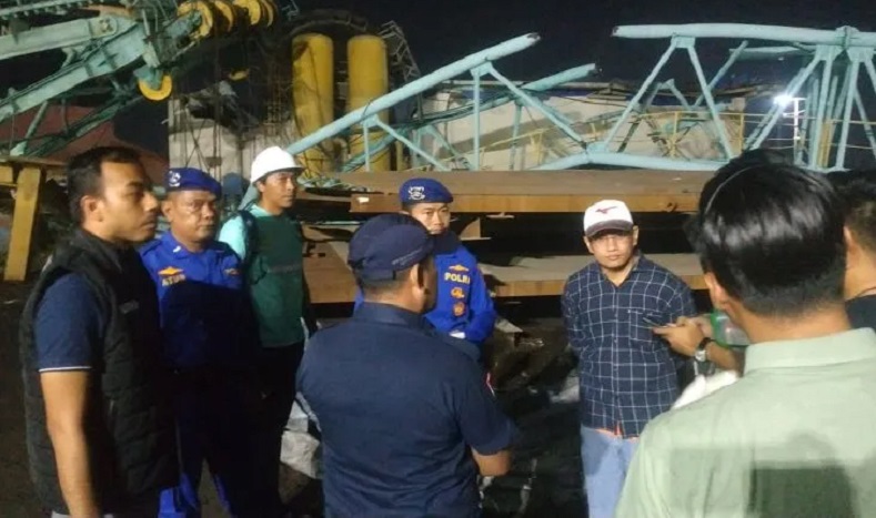 title 2 Pekerja Tewas Tertimpa Crane di Serang, Polda Banten Turun Tangan 2 Pekerja Tewas Tertimpa Crane di Serang, Polda Banten Turun Tangan