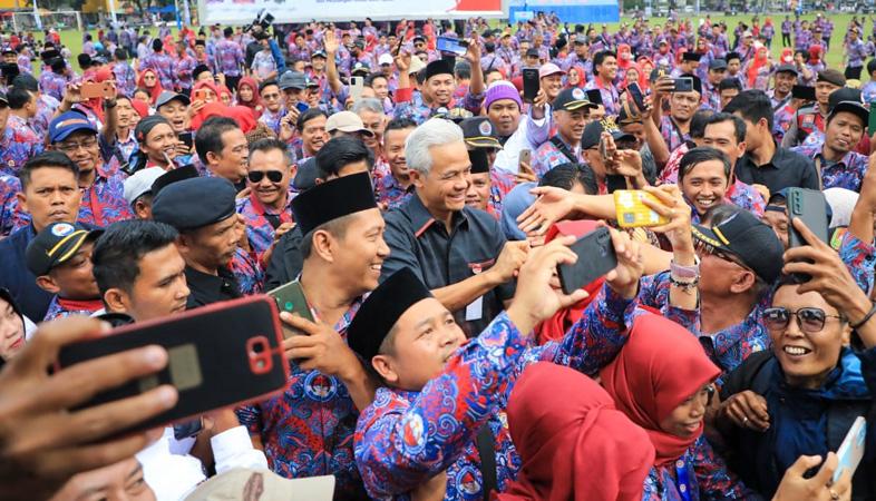Ganjar Pranowo: Tolong Kades dan Perangkat di Jateng Harus Kompak, Jangan Meri-merinan!