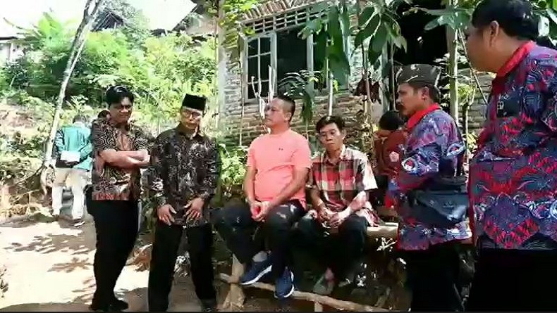 Bupati Kebumen Datangi Warga Miskin Ekstrem yang Tinggal di Gubuk Reyot 