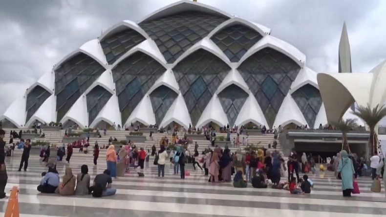 title Asyik Main HP, Pengunjung Masjid Al Jabbar Bandung Tewas Tertabrak Kereta Asyik Main HP, Pengunjung Masjid Al Jabbar Bandung Tewas Tertabrak Kereta