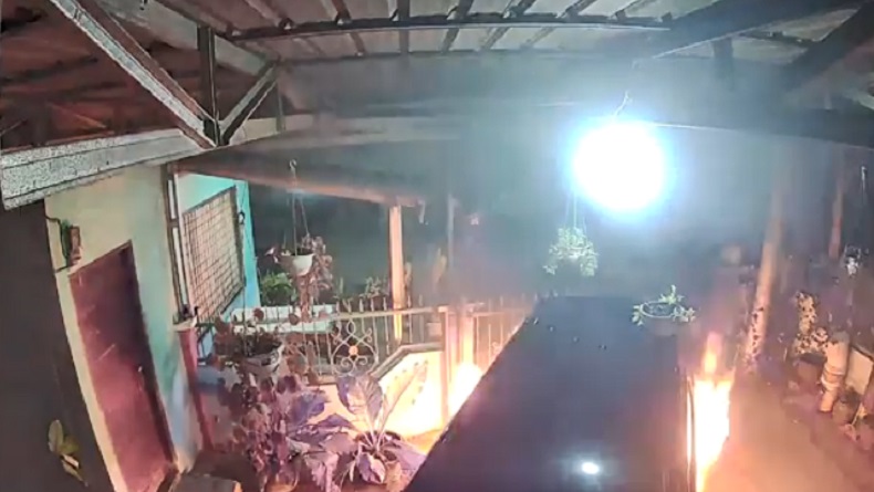 Mobil Warga di Deliserdang Dibakar OTK, Aksi Pelaku Terekam CCTV