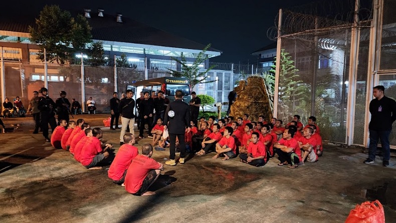 title 40 Narapidana Berbahaya Dipindah ke Nusakambangan, Kasus Terorisme hingga Perampokan 40 Narapidana Berbahaya Dipindah ke Nusakambangan, Kasus Terorisme hingga Perampokan