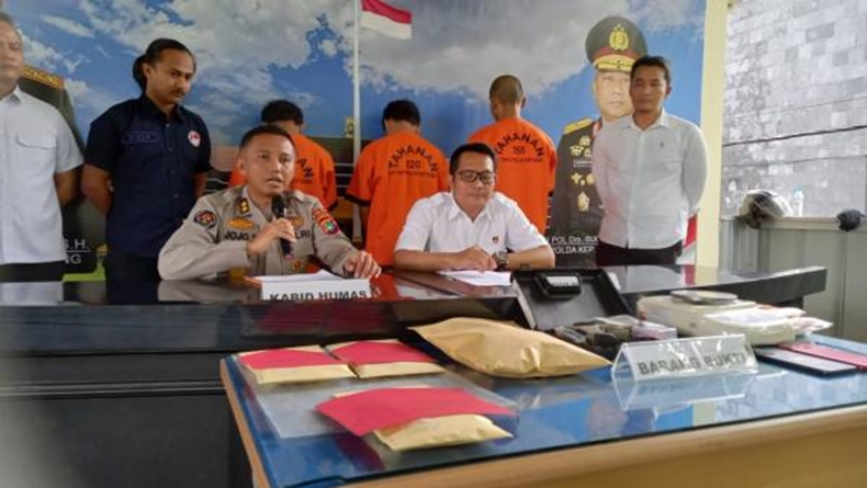 title Polda Babel Tangkap 3 Pengedar Setengah Kilogram Sabu dan 371 Butir Ekstasi Polda Babel Tangkap 3 Pengedar Setengah Kilogram Sabu dan 371 Butir Ekstasi