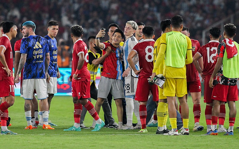 Ekspresi Garnacho Diajak Selfie Penonton Nekat Masuk Lapangan - Bagian 2