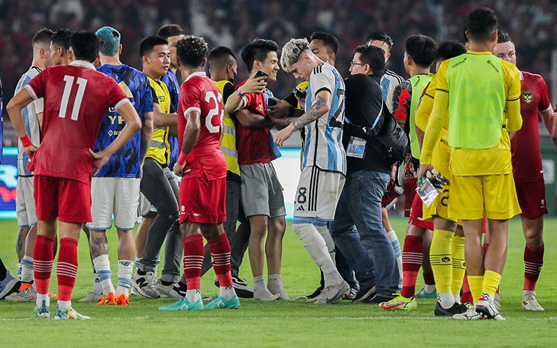 Ekspresi Garnacho Diajak Selfie Penonton Nekat Masuk Lapangan - Bagian 4