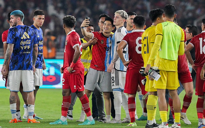 Ekspresi Garnacho Diajak Selfie Penonton Nekat Masuk Lapangan - Bagian 1