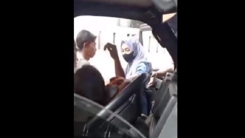Viral Ibu Muda Melahirkan di Mobil Pikap, Sempat Masih Mules Ternyata Anak Kembar