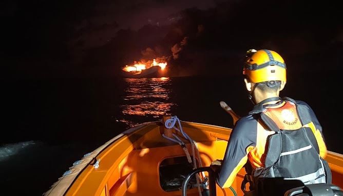 KM Bandar Nelayan Angkut 31 ABK Terbakar di Perairan Uluwatu Bali