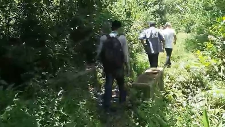title Akses Menuju Desa Nyaris Tak Berpenghuni di Madina, Jalan Setapak Bersemak Belukar Akses Menuju Desa Nyaris Tak Berpenghuni di Madina, Jalan Setapak Bersemak Belukar