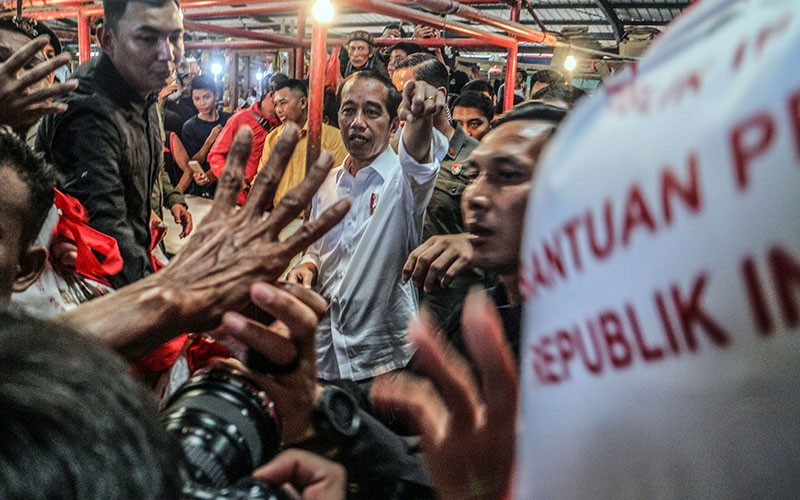 Presiden Jokowi Bagi-Bagi BLT dan Sembako untuk Pedagang Pasar Parung - Bagian 1