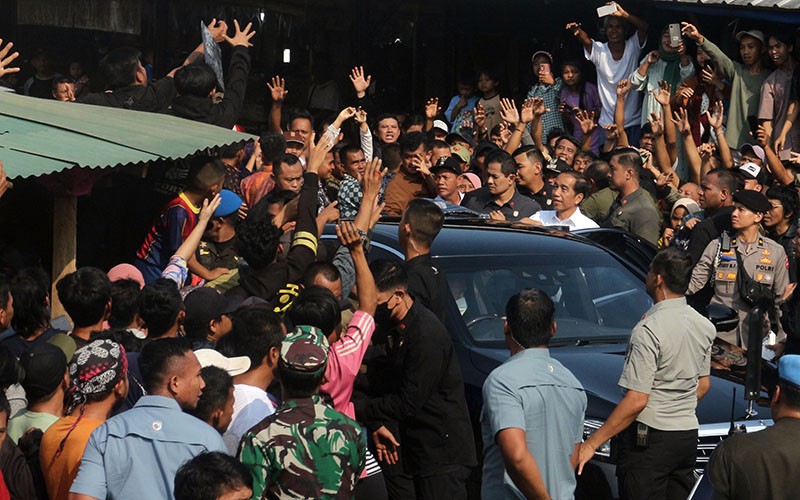 Presiden Jokowi Bagi-Bagi BLT dan Sembako untuk Pedagang Pasar Parung - Bagian 3