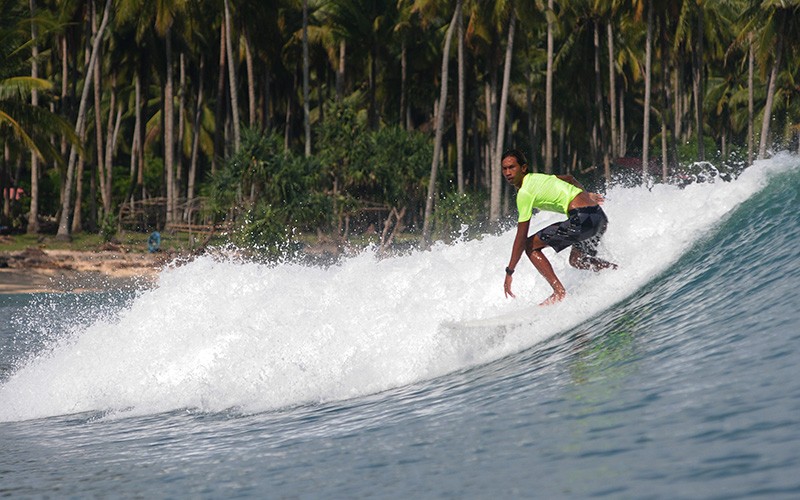 Aksi Peselancar Lampung Arungi Ombak Pantai Pengubaian Kaur Bengkulu - Bagian 2