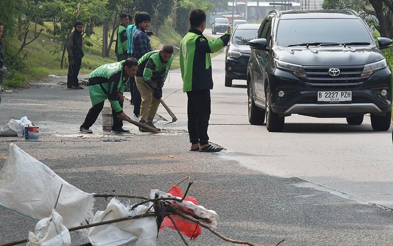 Bukan Pemda, Driver Ojek Online Tambal Jalan Berlubang di Bekasi - Bagian 1