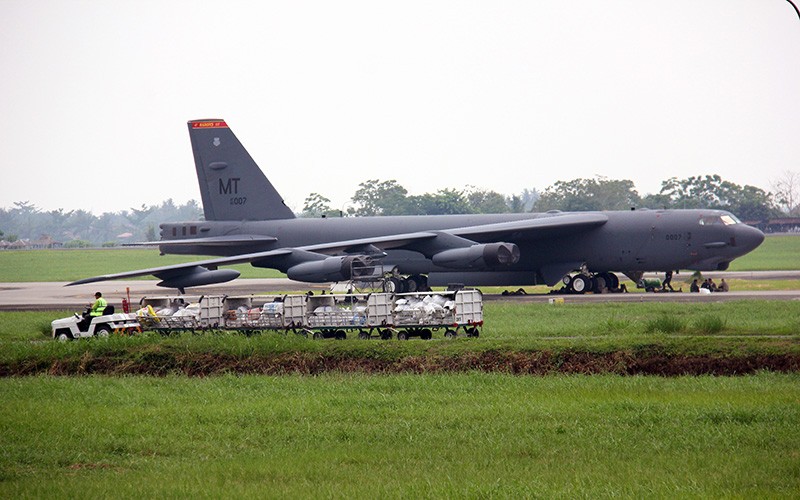 Penampakan Pesawat Pengebom B-52H Stratofortress Milik AS Mendarat Di ...