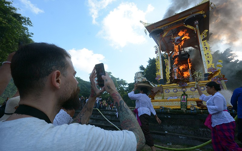 Puncak Upacara Pelebon Raja Denpasar IX Disaksikan Ribuan Warga dan Wisatawan - Bagian 3