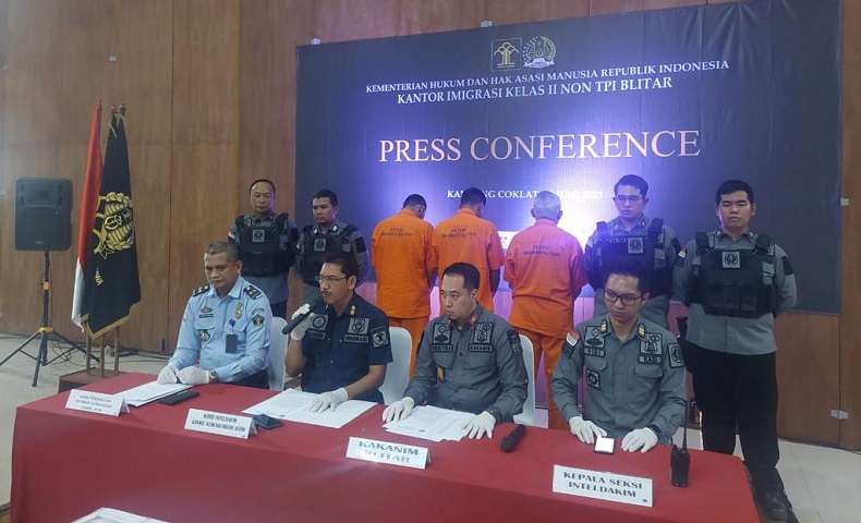 title Kemenkumham Jatim Deportasi Warga Singapura yang Jadi Dosen di Tulungagung Kemenkumham Jatim Deportasi Warga Singapura yang Jadi Dosen di Tulungagung