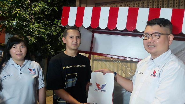 Terima Gerobak Perindo, Penjual Martabak Telur Ini Ingin Daganganya Makin Laris