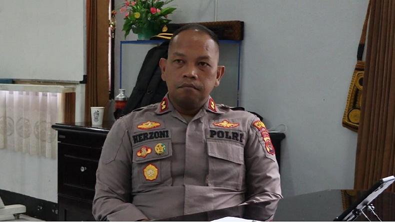 title Tegas, Kapolres Yapen Pastikan Tidak Ada Masyarakat Ambaidiru yang Mengungsi ke Hutan Tegas, Kapolres Yapen Pastikan Tidak Ada Masyarakat Ambaidiru yang Mengungsi ke Hutan