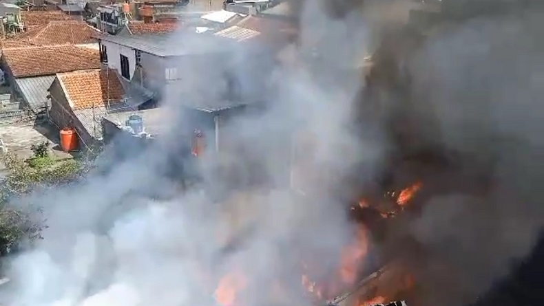 7 Rumah di Kawasan Padat Penduduk Jalan Peta Bandung Hangus Terbakar, Kerugian Ratusan Juta