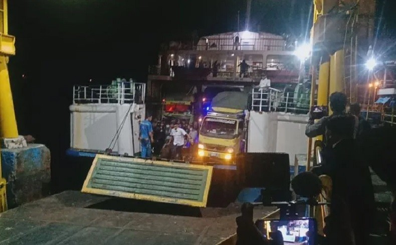 title KMP Rodita Kandas di Pelabuhan Padangbai, Evakuasi Gunakan Tugboat Transkodara KMP Rodita Kandas di Pelabuhan Padangbai, Evakuasi Gunakan Tugboat Transkodara