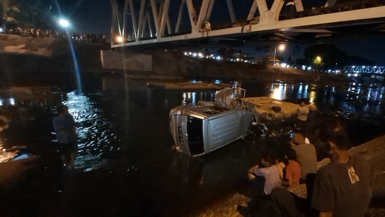 Avanza Tertabrak Kereta Api hingga Terbanting ke Sungai di Padang, 2 Orang Luka