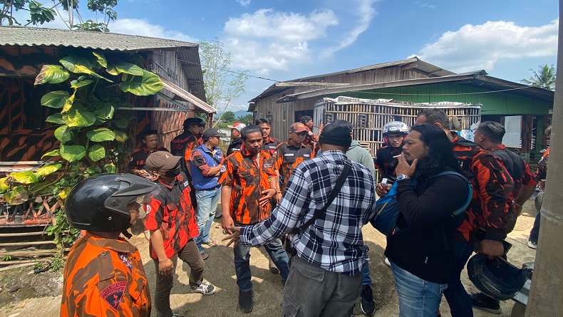 Pascapembakaran Pos PP Ciandam Sukabumi, Massa Geruduk Rumah Terduga Pelaku 