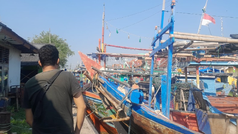 title Pendangkalan di Muara Karawang Parah, Kapal Nelayan Sulit Merapat ke Dermaga, TPI Mati Suri Pendangkalan di Muara Karawang Parah, Kapal Nelayan Sulit Merapat ke Dermaga, TPI Mati Suri