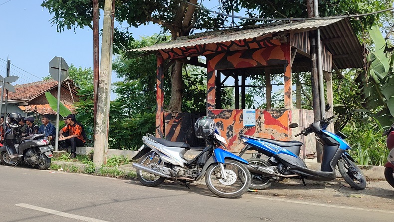 title Pos Pemuda Pancasila Ciandam Sukabumi Diduga Dibakar OTK, Api Dipadamkan Warga Pos Pemuda Pancasila Ciandam Sukabumi Diduga Dibakar OTK, Api Dipadamkan Warga