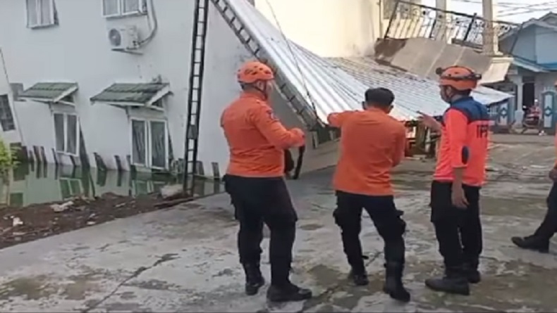 Rumah Mewah di Banjarmasin Ambles, Balkon Miring hingga Kanopi Rusak