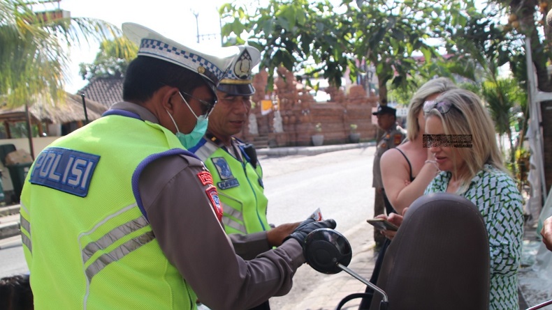 12 WNA Terjaring Razia Lalu Lintas di Kuta Utara gegara Tak Pakai Helm 