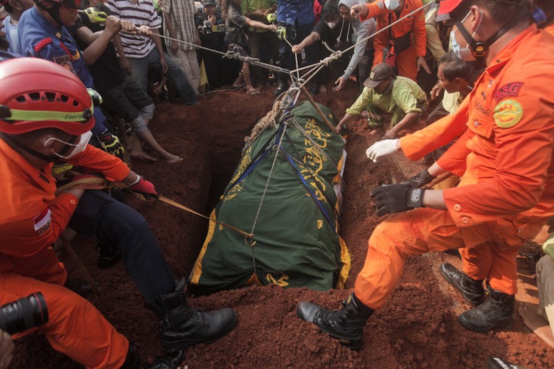 Dramatis, Begini Proses Pemakaman Pria Obesitas 300 Kg hingga Terjunkan Basarnas - Bagian 3