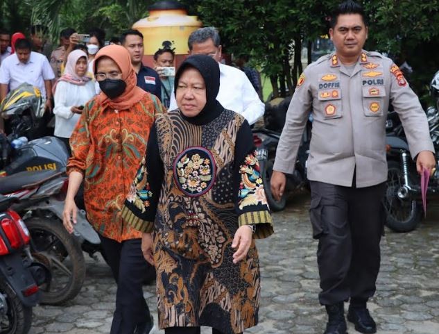Mensos Risma Janji Lunasi Utang Keluarga Korban Pemerkosaan Ayah Tiri di Lampung Tengah