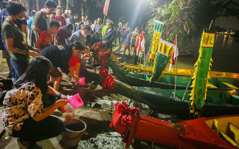 Puncak Perayaan Peh Cun, Warga Keturunan Tionghoa Ritual Mandikan Perahu - Bagian 1