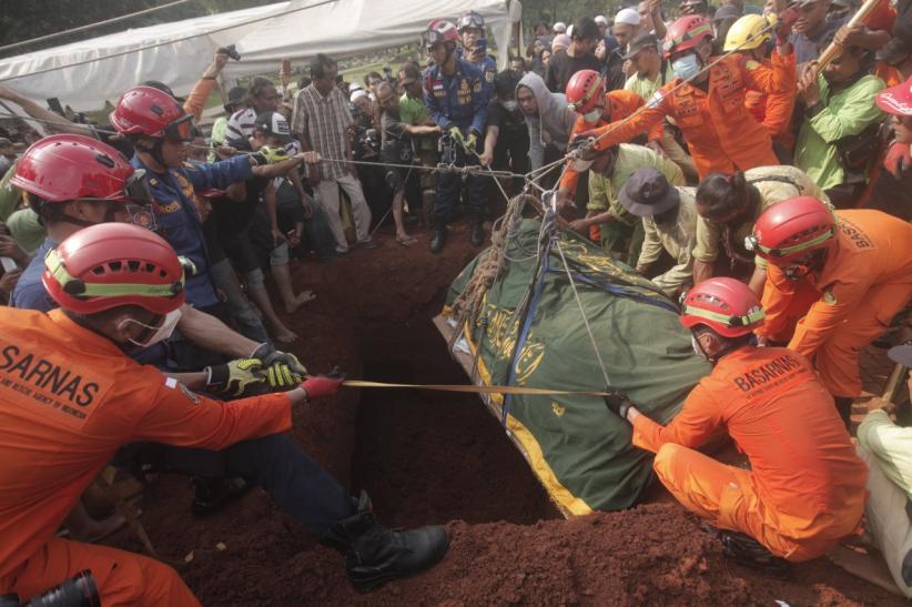 Dramatis, Begini Proses Pemakaman Pria Obesitas 300 Kg hingga Terjunkan Basarnas - Bagian 1
