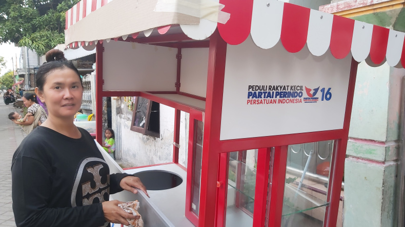 title Penjual Martabak Mini di Surabaya Gembira Dapat Gerobak Perindo: Sekarang Makin Higienis Penjual Martabak Mini di Surabaya Gembira Dapat Gerobak Perindo: Sekarang Makin Higienis