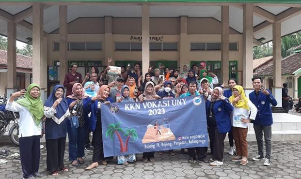 Mahasiswa KKN Vokasi UNY Latih Warga Panjatan Buat Eco Enzyme dari Limbah Rumah Tangga